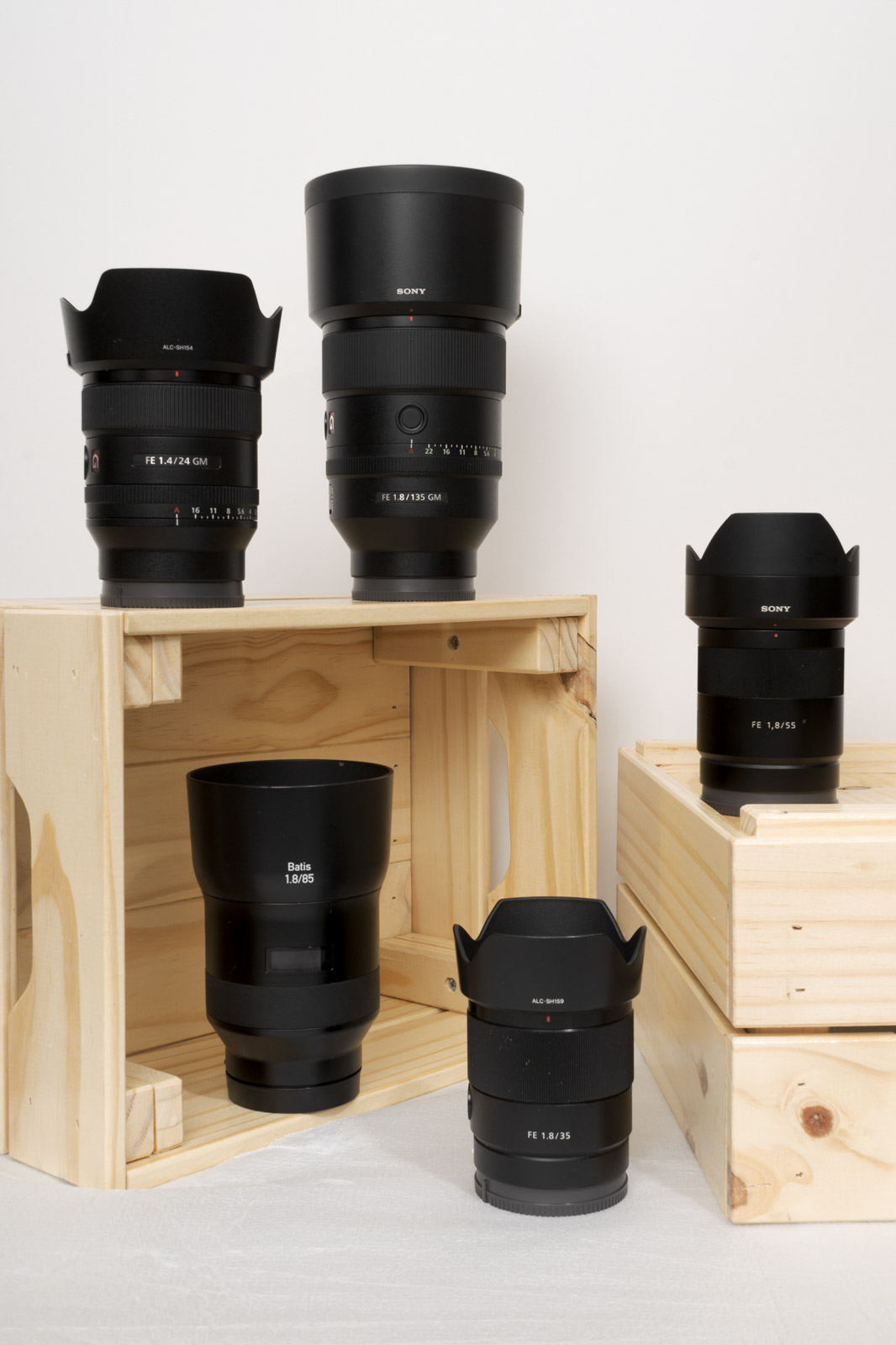 Sony 全片幅 E-mount 鏡頭群組展示,包括 FE 24mm F1.4、FE 135mm F1.8、Batis 85mm F1.8 等