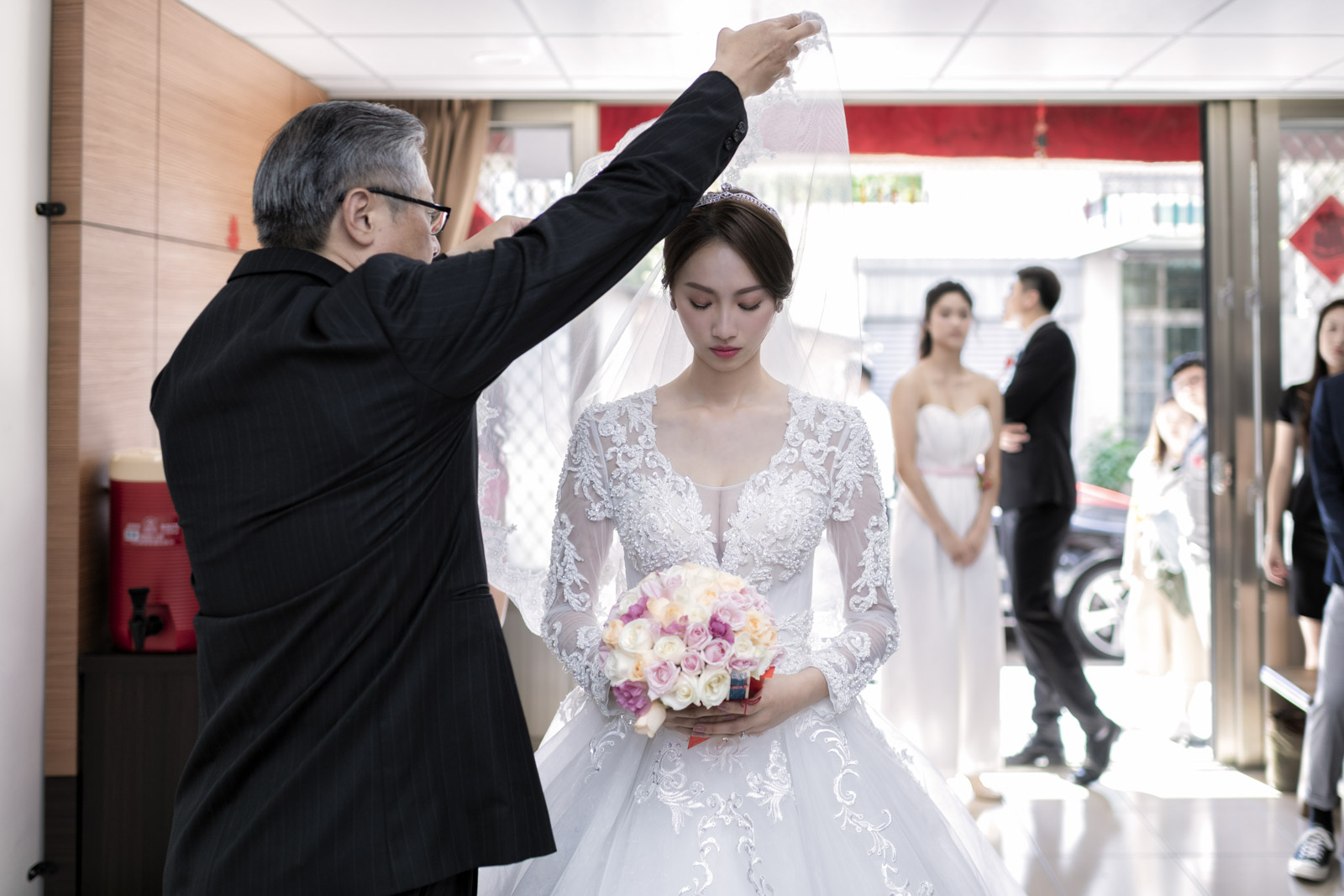 婚禮儀式中父親為新娘蓋頭紗的溫柔瞬間