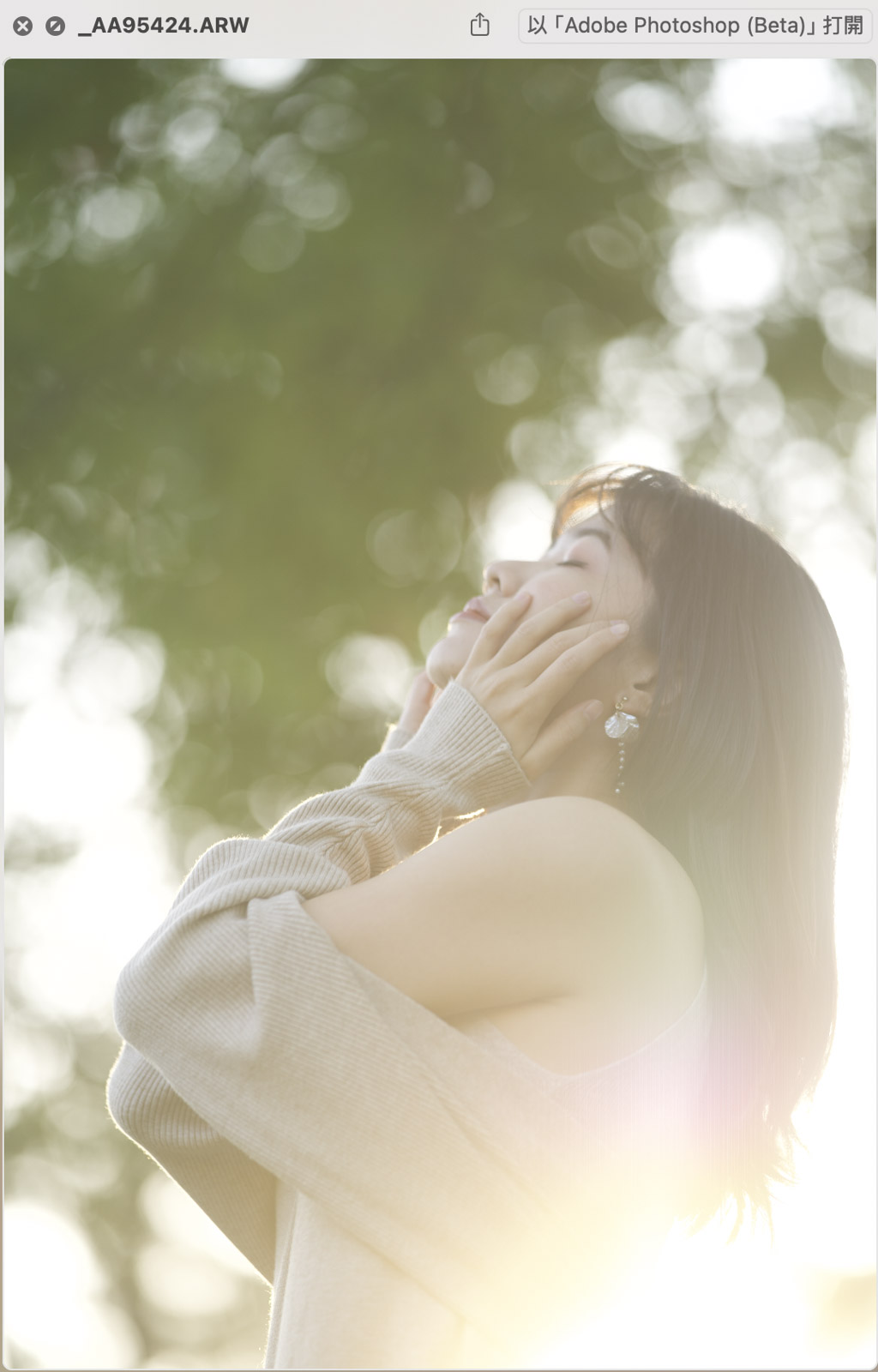 女孩在夕陽下側眼感受光線,原始RAW檔版本