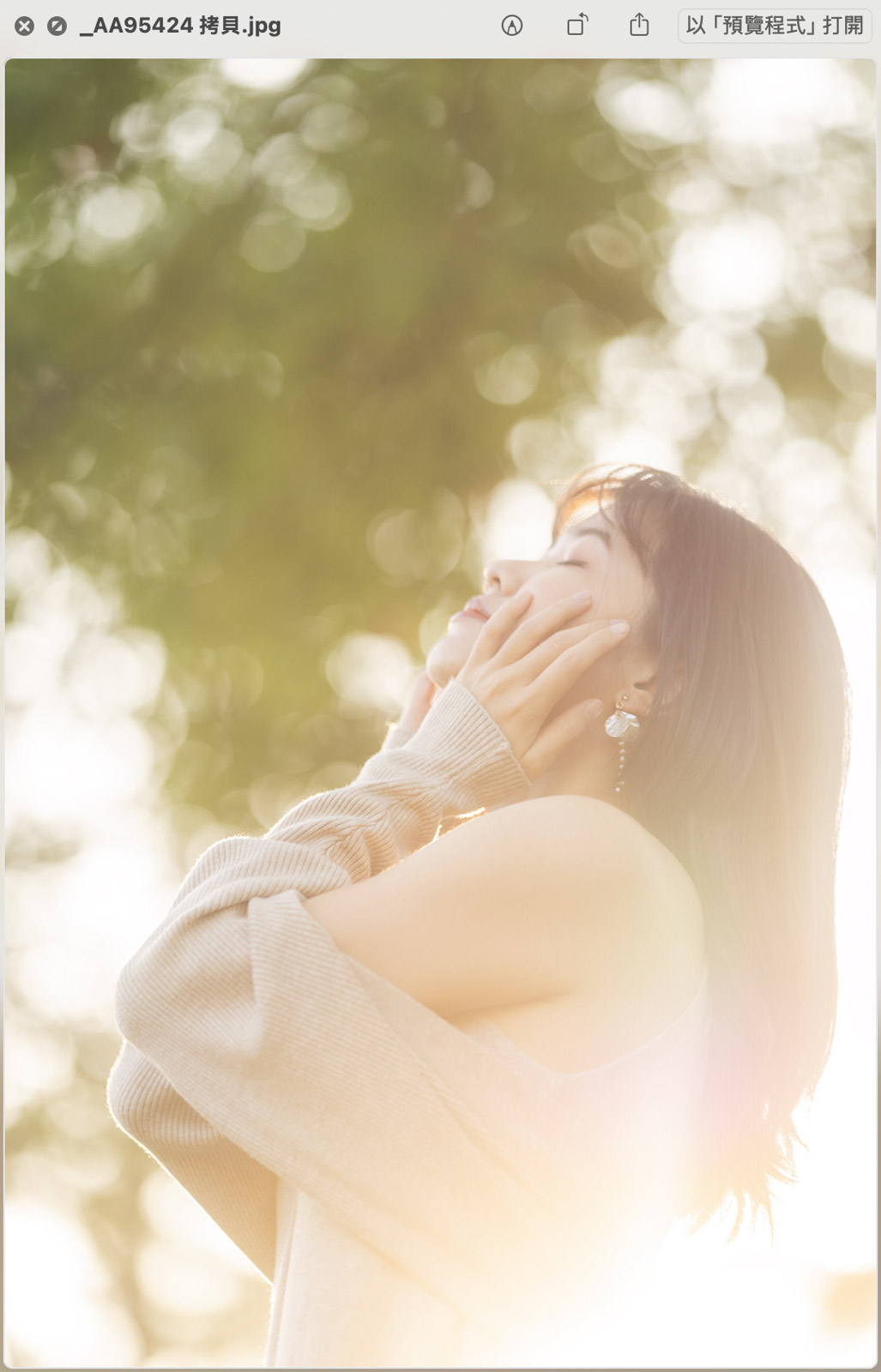 女孩在夕陽下的光影JPG調整後版本