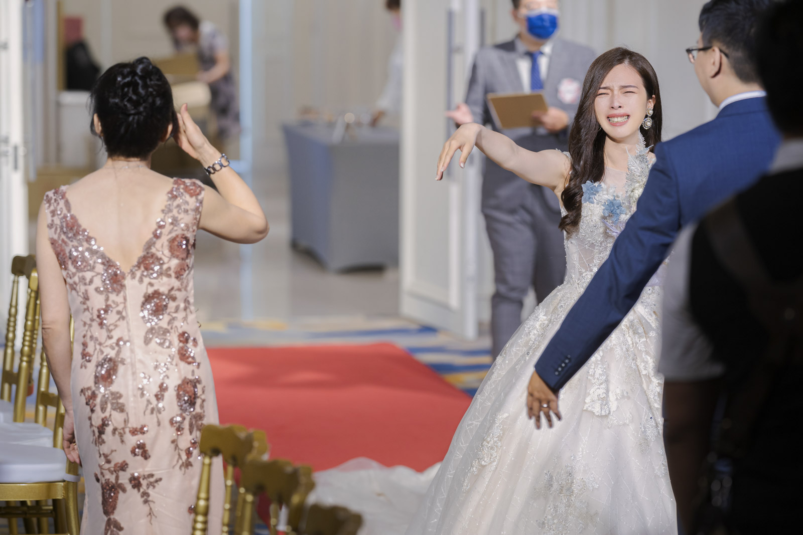 婚禮彩排時新娘與母親同時落淚的畫面,情緒激動且難得一見