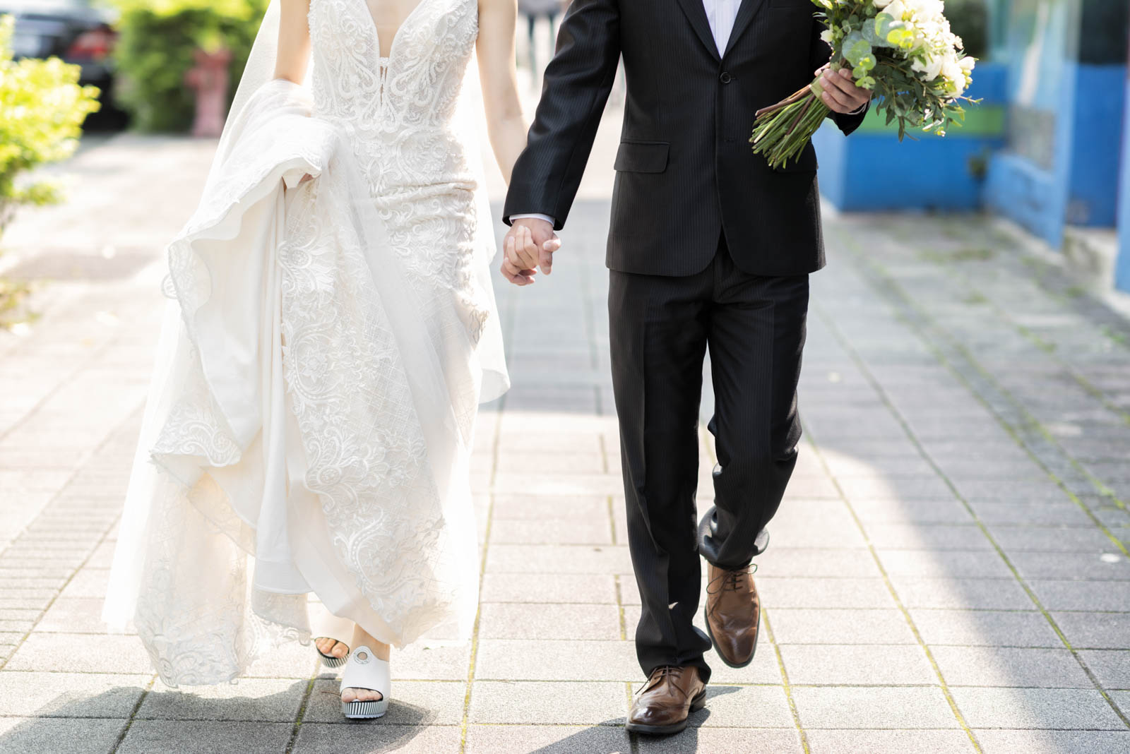 婚禮當天新人牽手步行前往教堂的特寫畫面