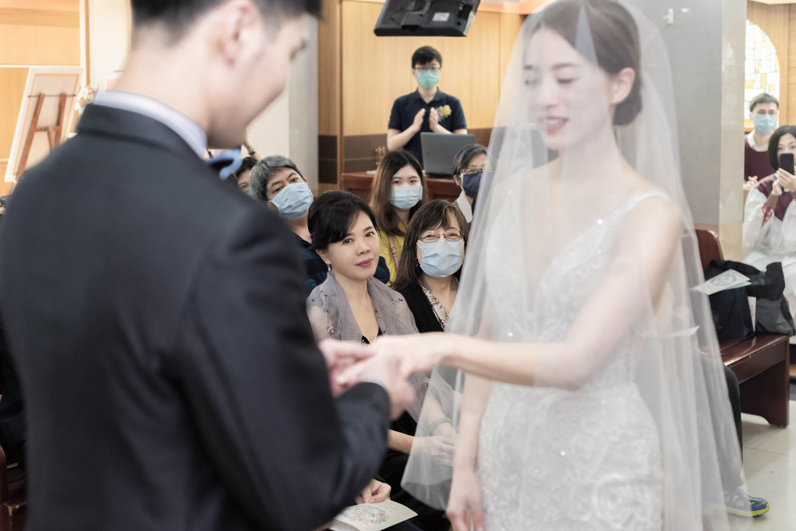 婚禮交換戒指時新娘媽媽眼眶泛紅的感動瞬間