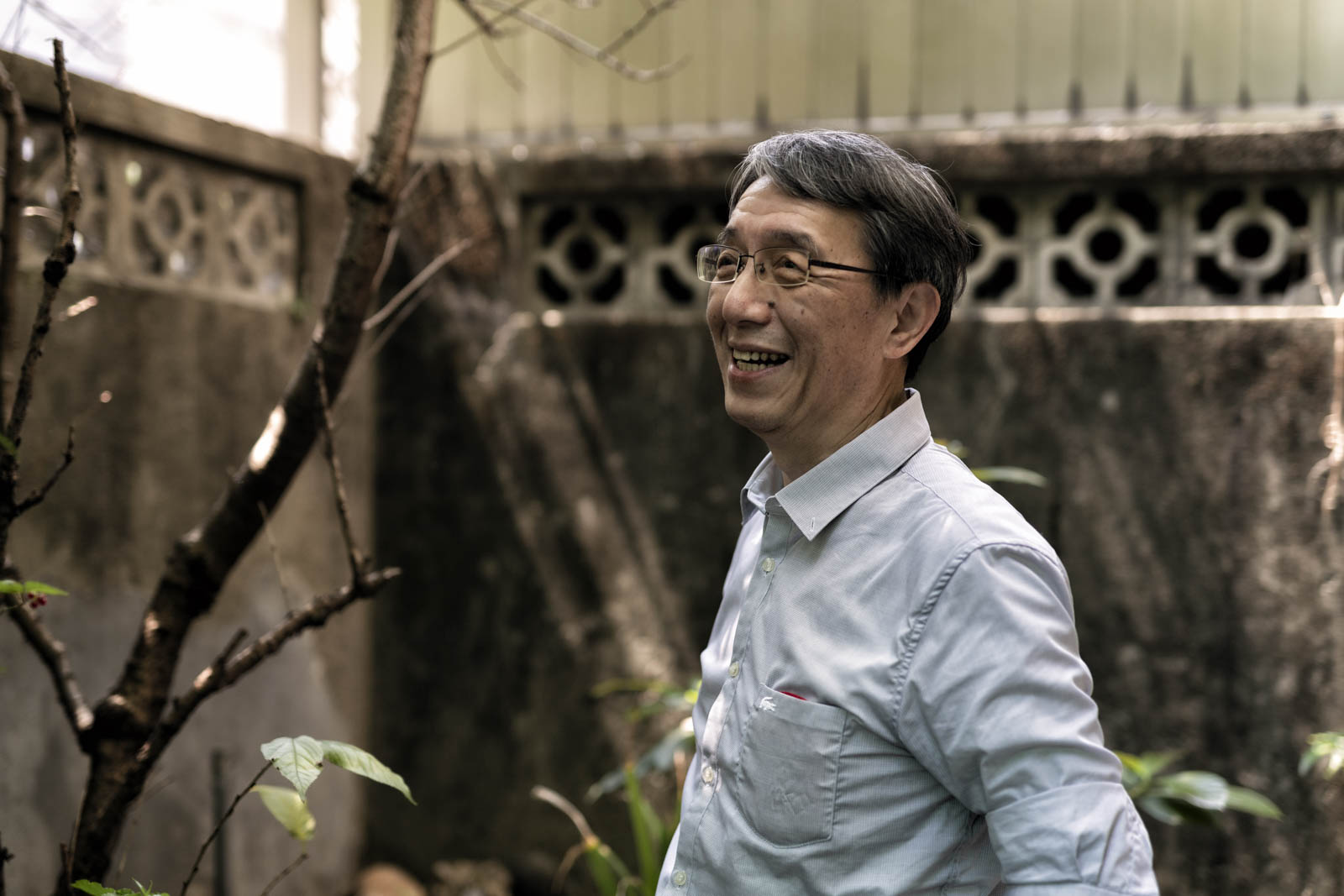 爸爸在庭院中微笑看向遠方,自然放鬆的模樣