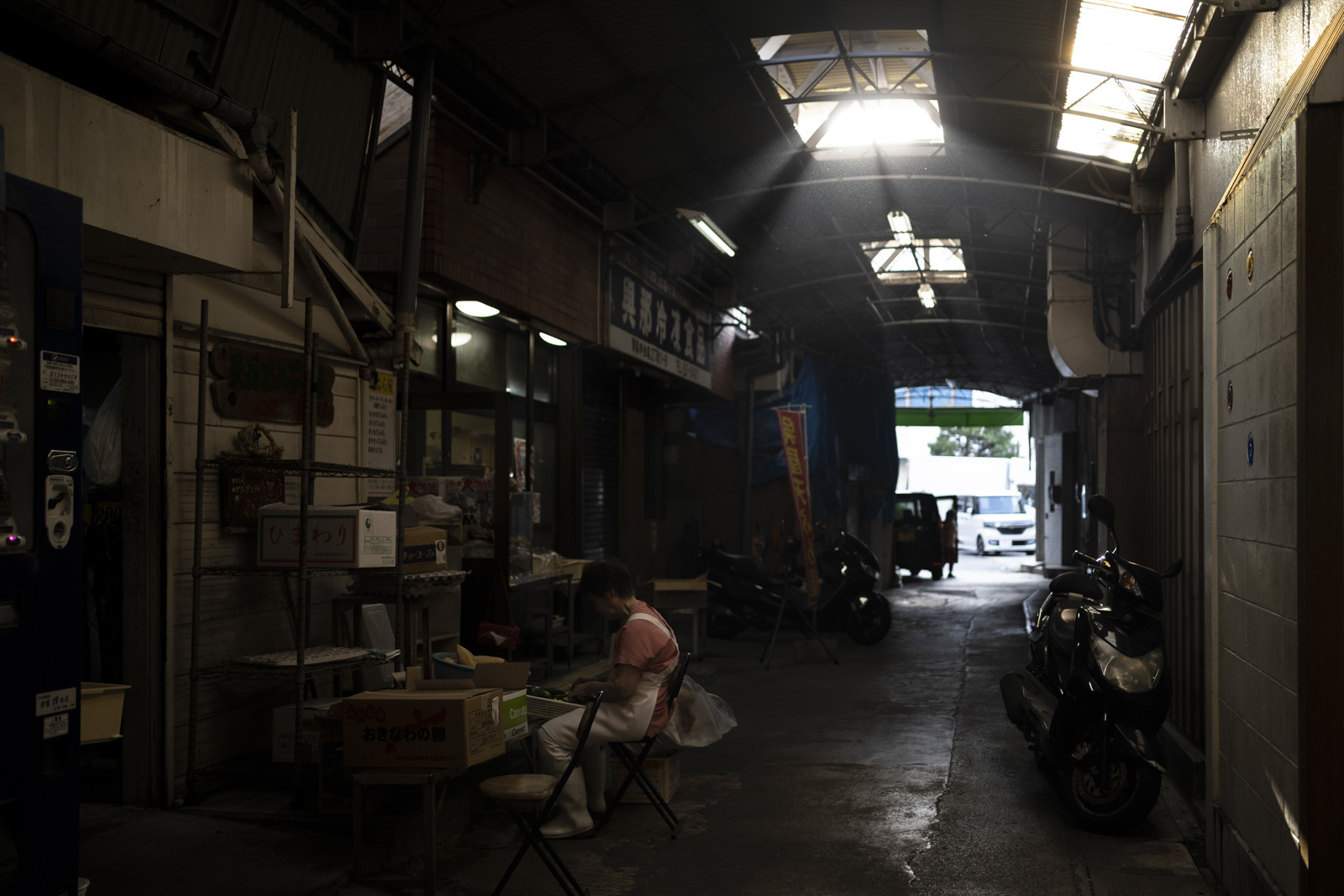 沖繩市場街拍 坐著剝菜的婦人 光束 灰塵