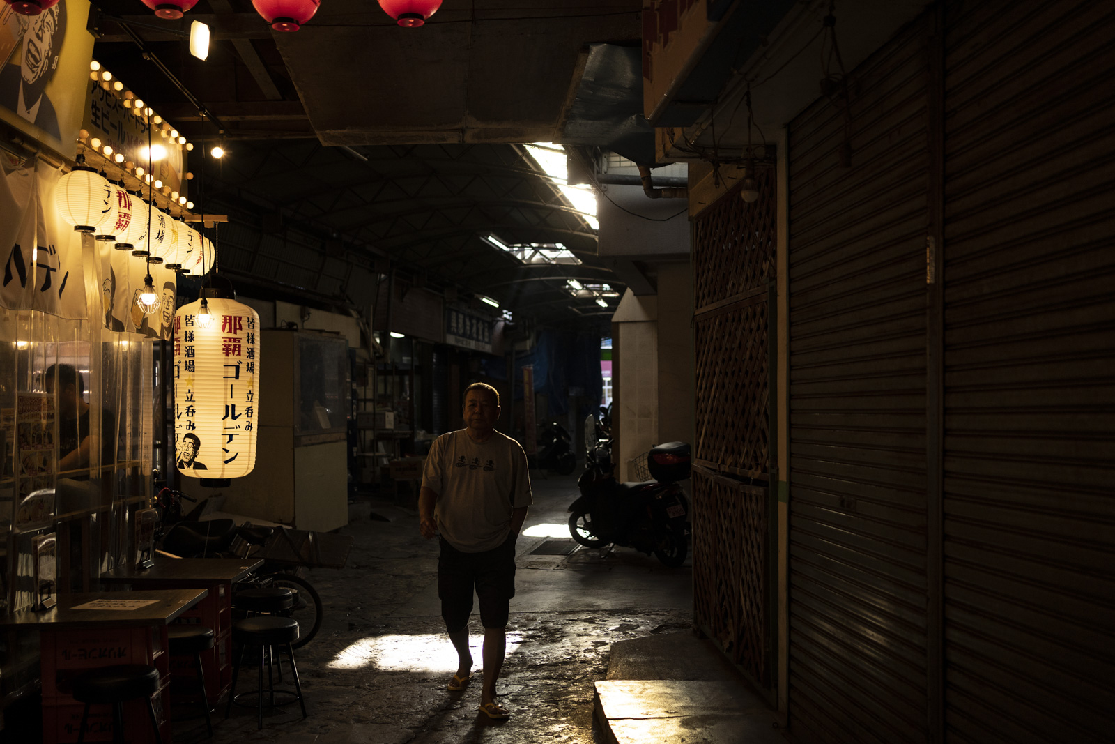 沖繩居酒屋街頭 街拍人物剪影 夜色與燈籠光影