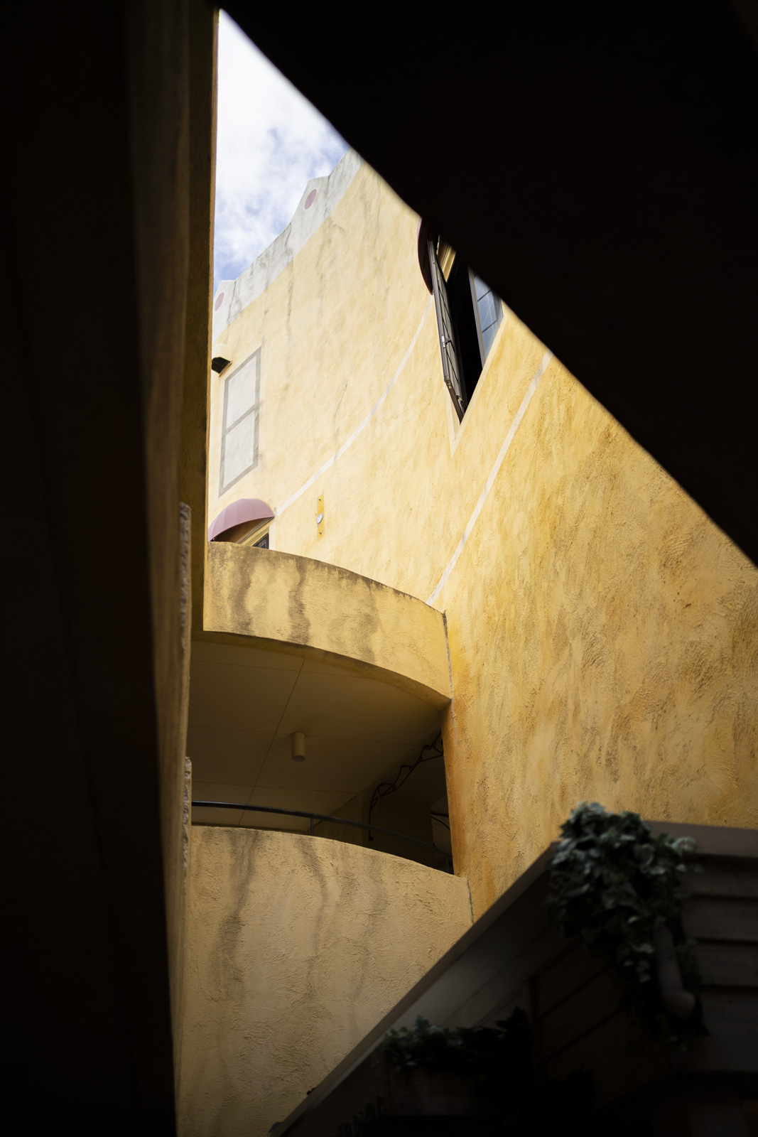 沖繩建築仰角街景畫面