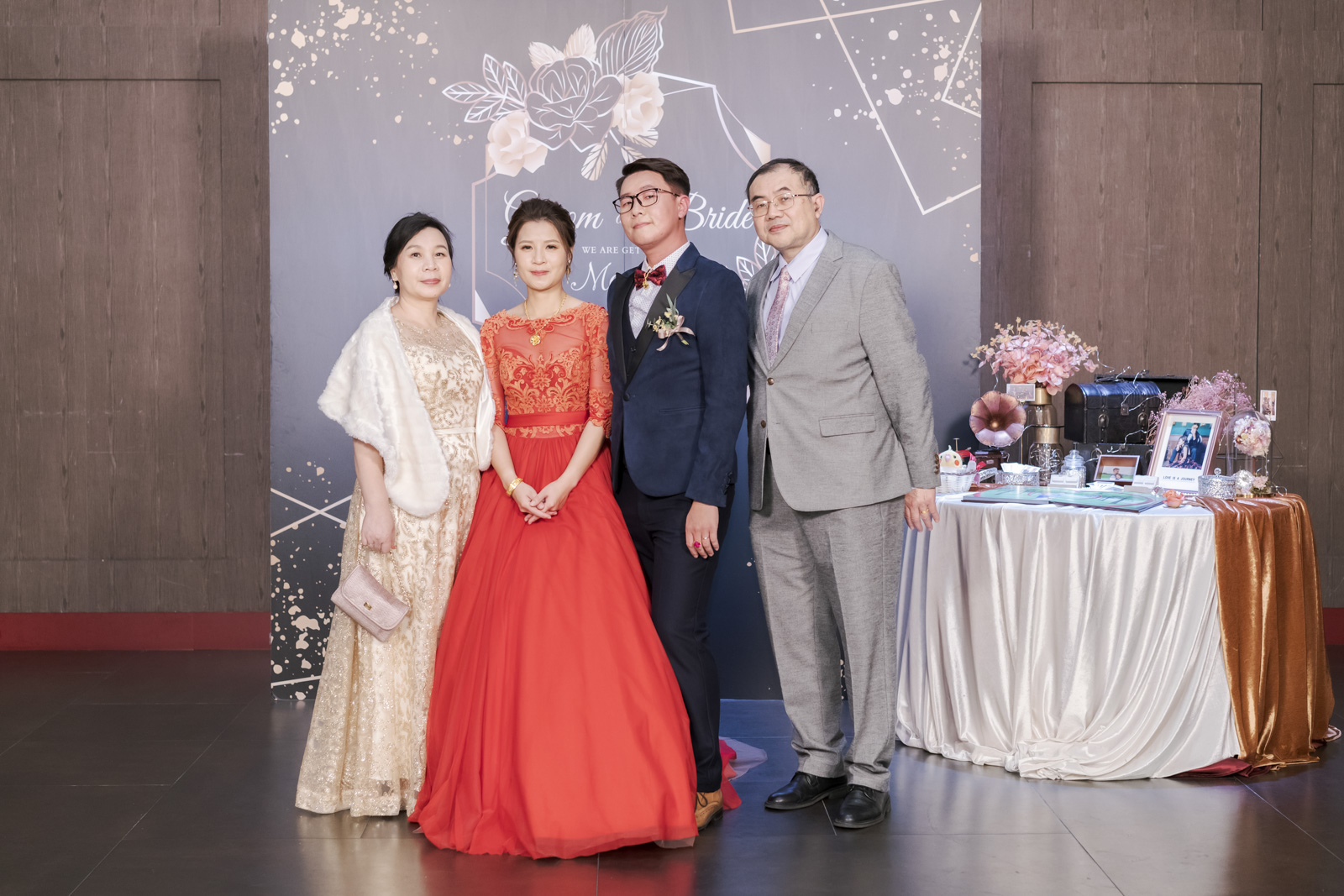 新人與家人的婚禮正式合照畫面