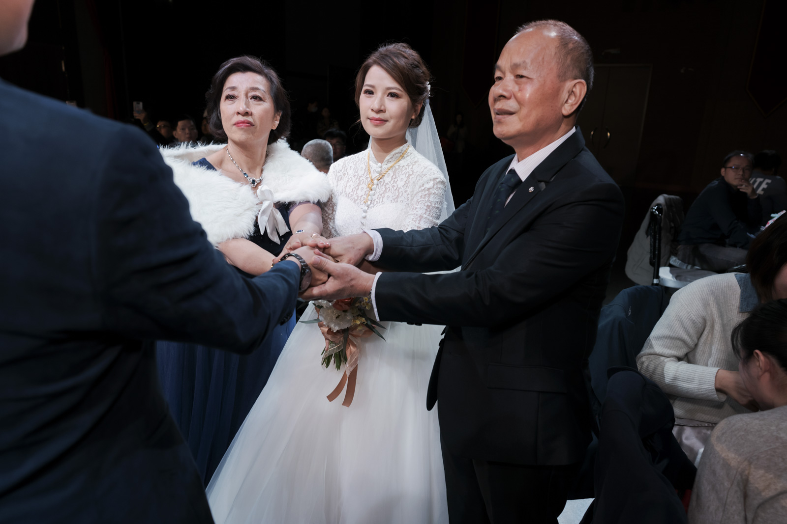 婚禮上父母將女兒的手交給新郎的感性瞬間