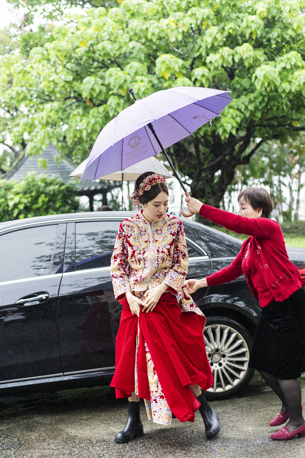 新娘著紅色中式婚禮服裝與雨鞋行走