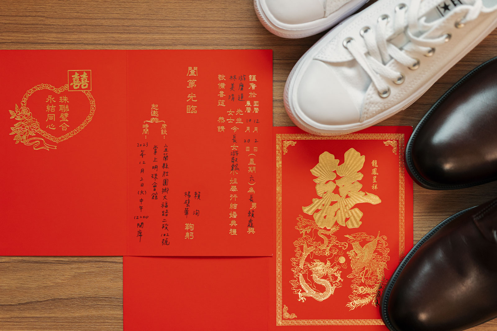 婚禮喜帖與白鞋黑鞋並排放置