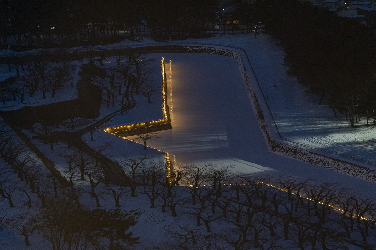 五稜郭塔上俯瞰雪中星型壕溝