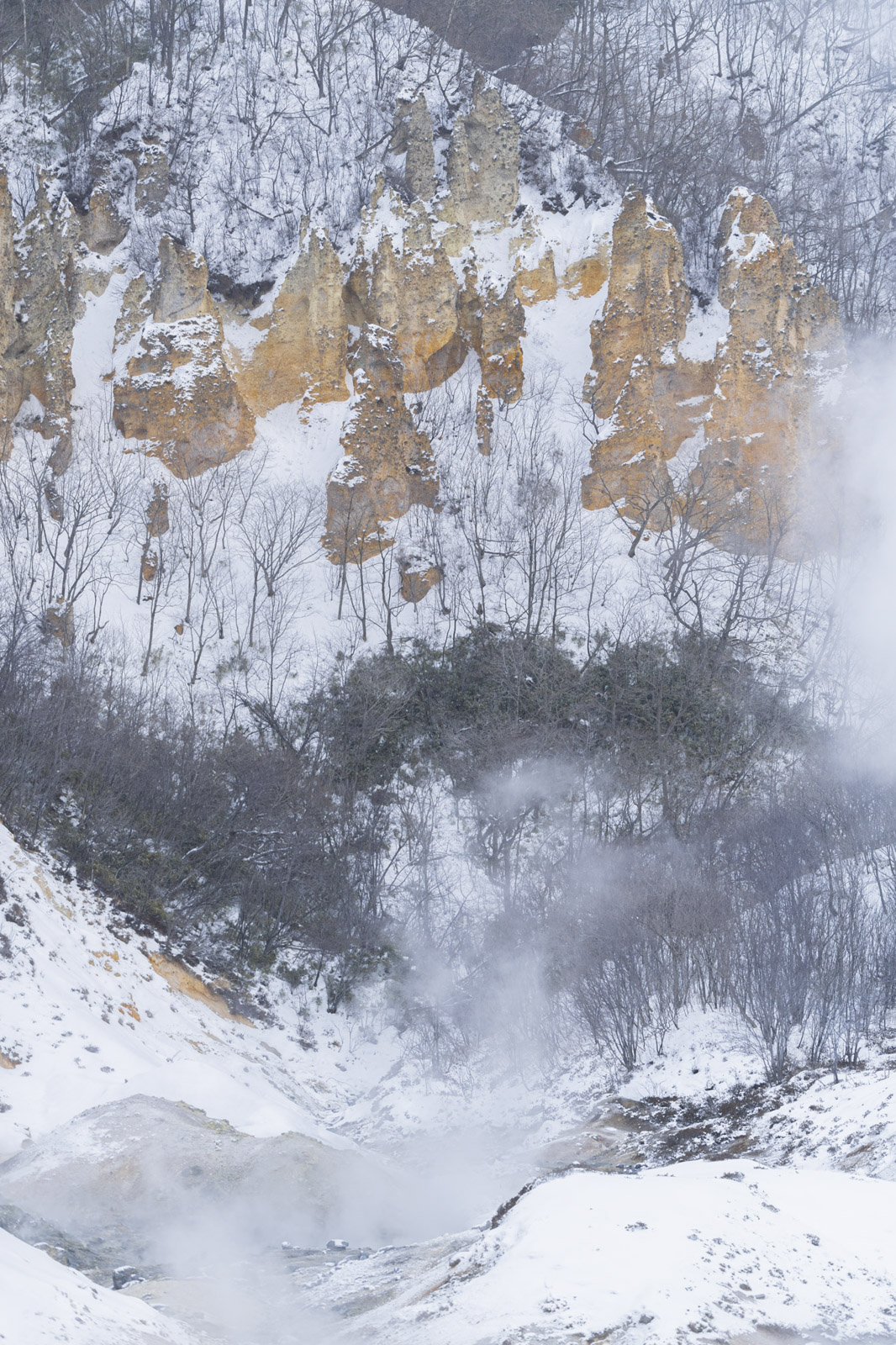登別地獄谷火山地形的遠距壓縮景色