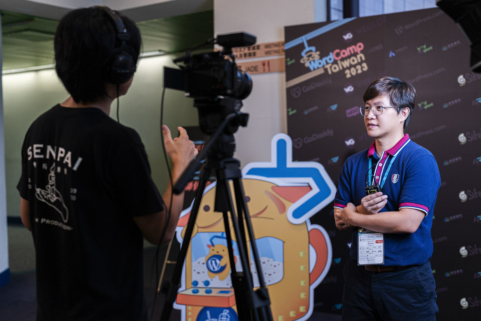 WordCamp Taiwan 現場人物訪談紀錄,攝影機前進行分享對話