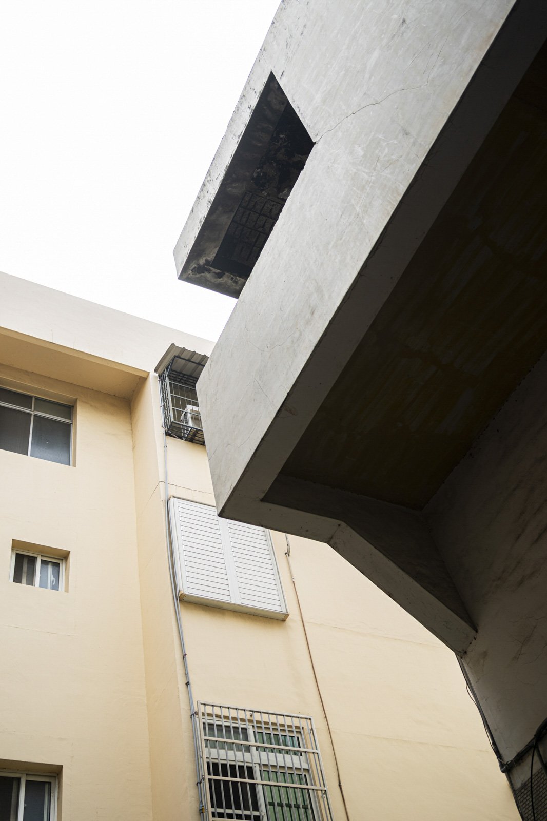彰化街道上仰拍老建築與鐵窗結構