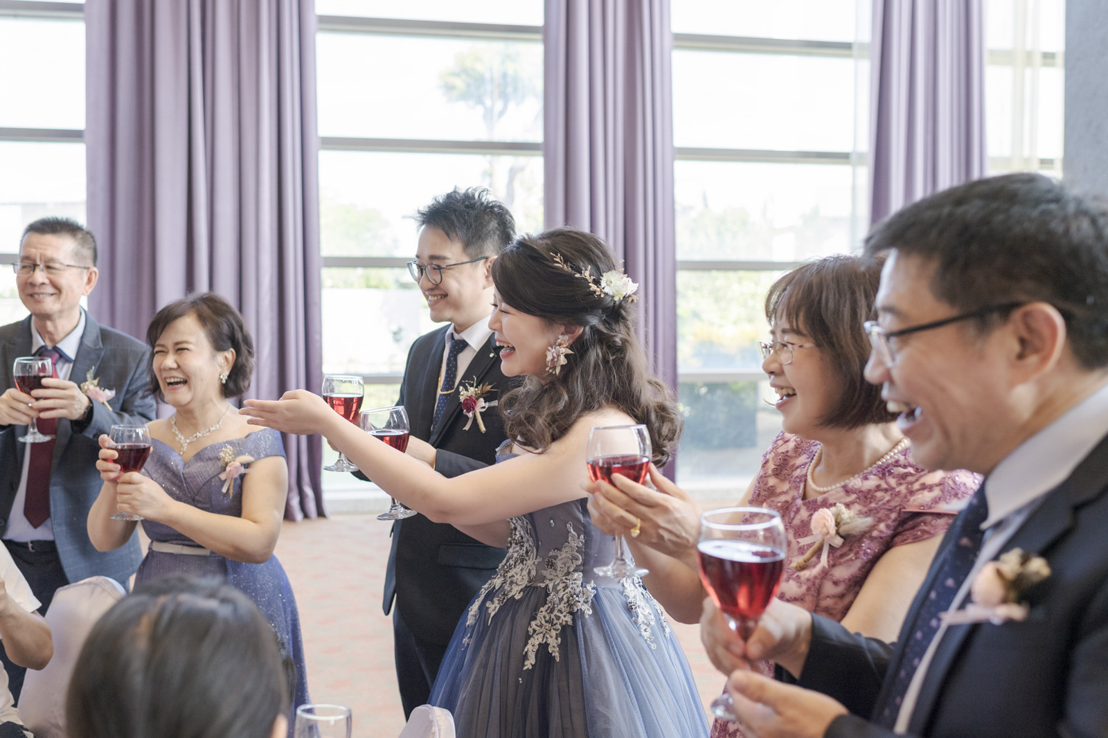 婚宴敬酒時刻,家人們圍繞新人共飲
