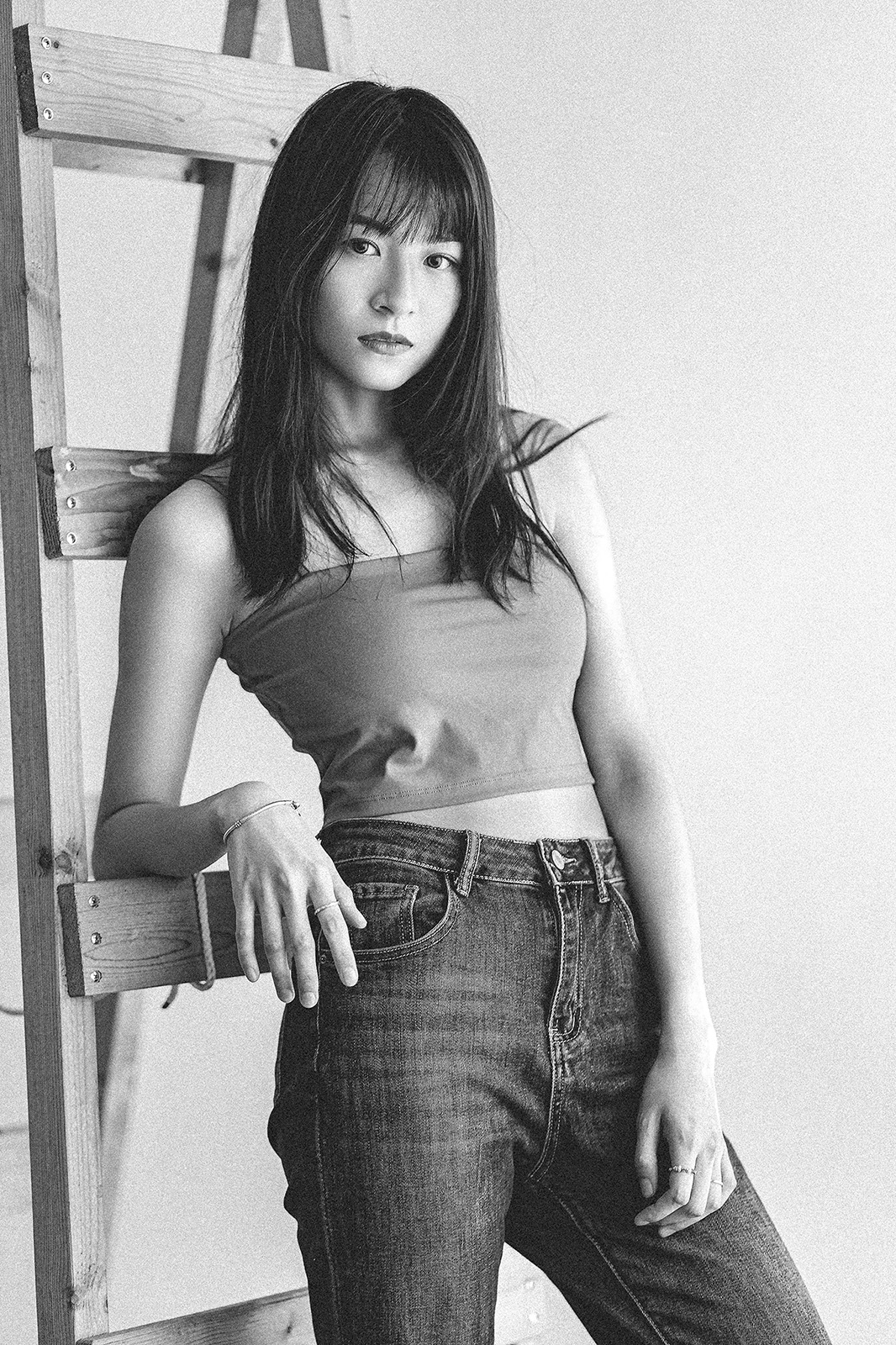 黑白人像攝影女子倚靠木梯展現自然神情