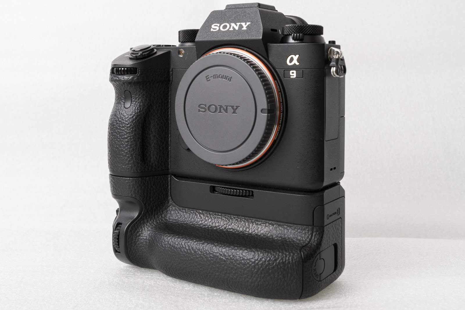 Sony α9 無反光鏡相機搭配原廠垂直握把商品照