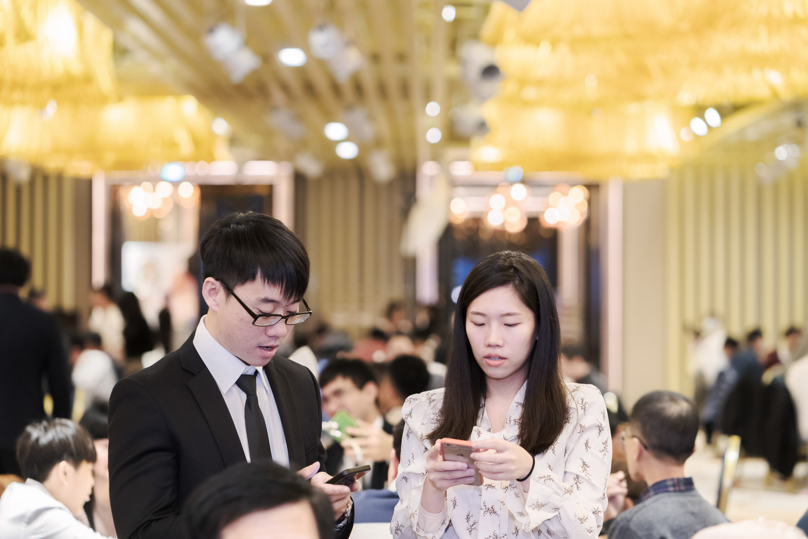 婚禮現場新娘姊姊與男賓客交換聯絡方式