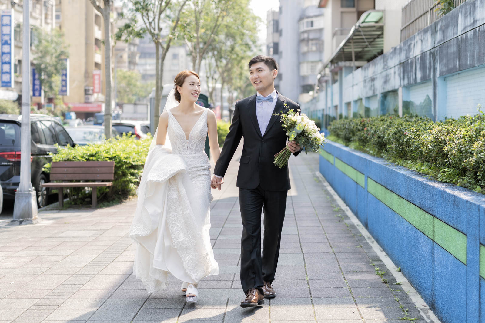 新人步行前往教會婚禮現場的街景畫面