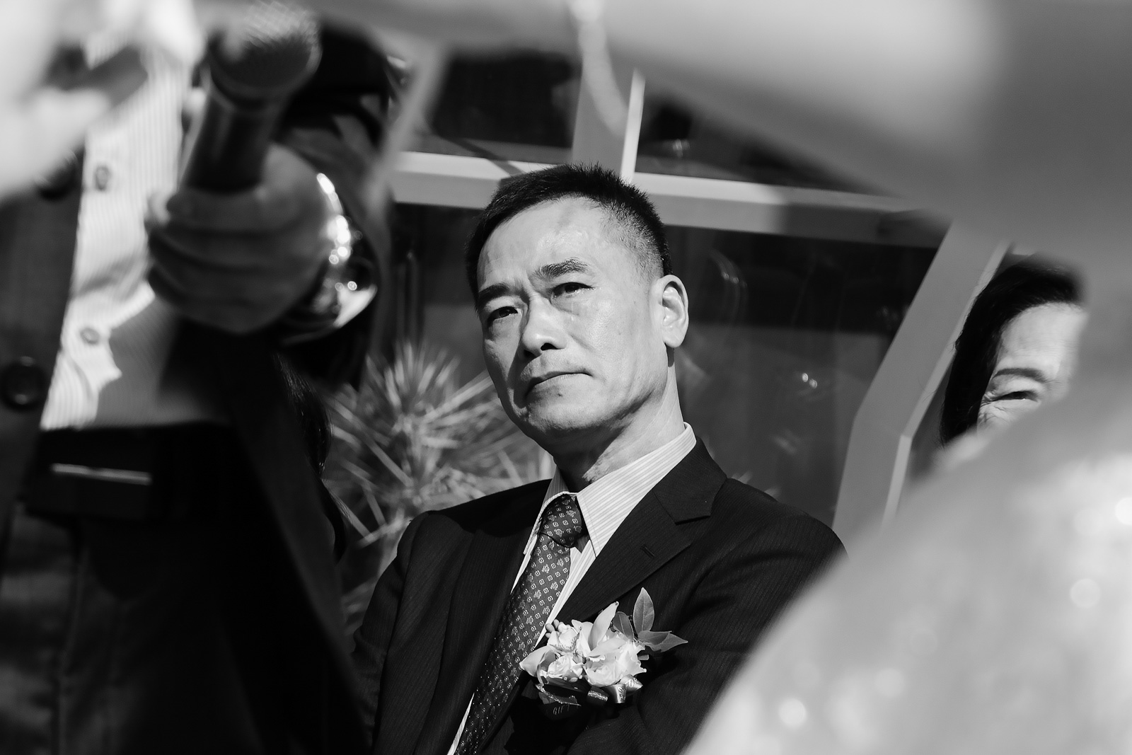 婚禮儀式中，父親專注凝望女兒