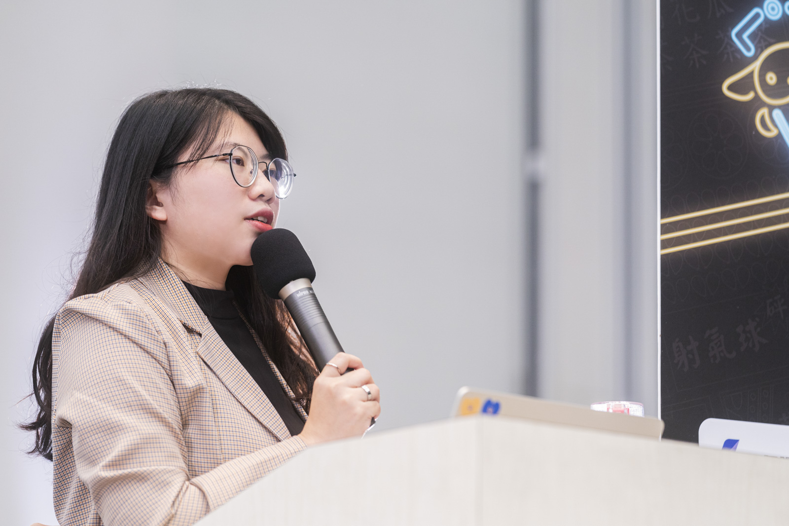 講者演講照片經後製修掉雙下巴