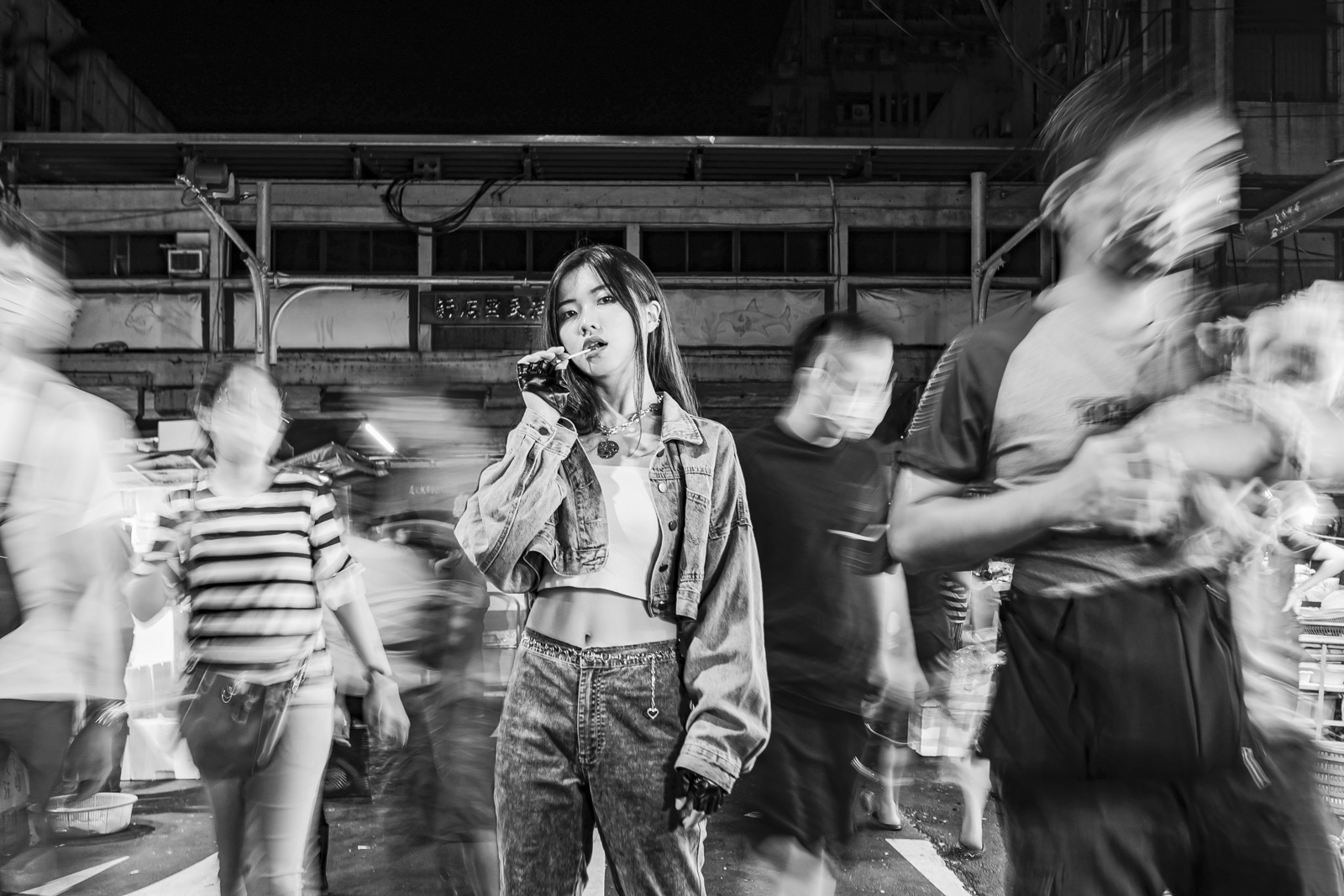 自動轉換的黑白照片，夜市人群與主角對比不明顯