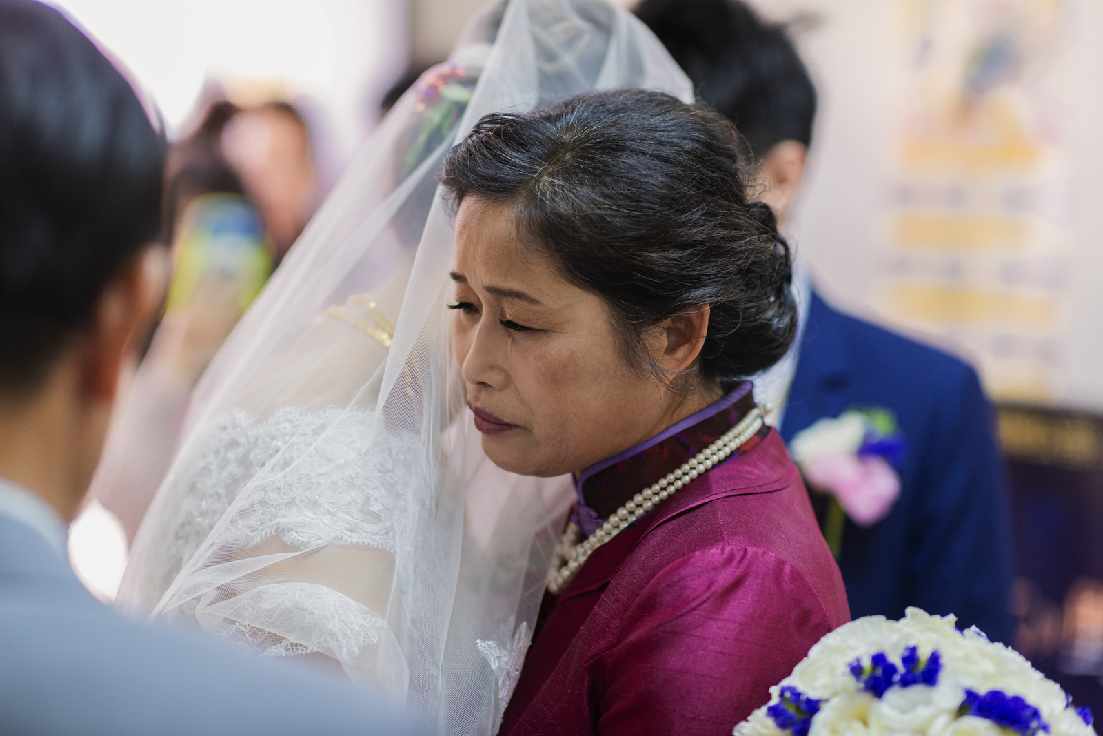 母親擁抱新娘,眼角滑落淚水、情緒不捨