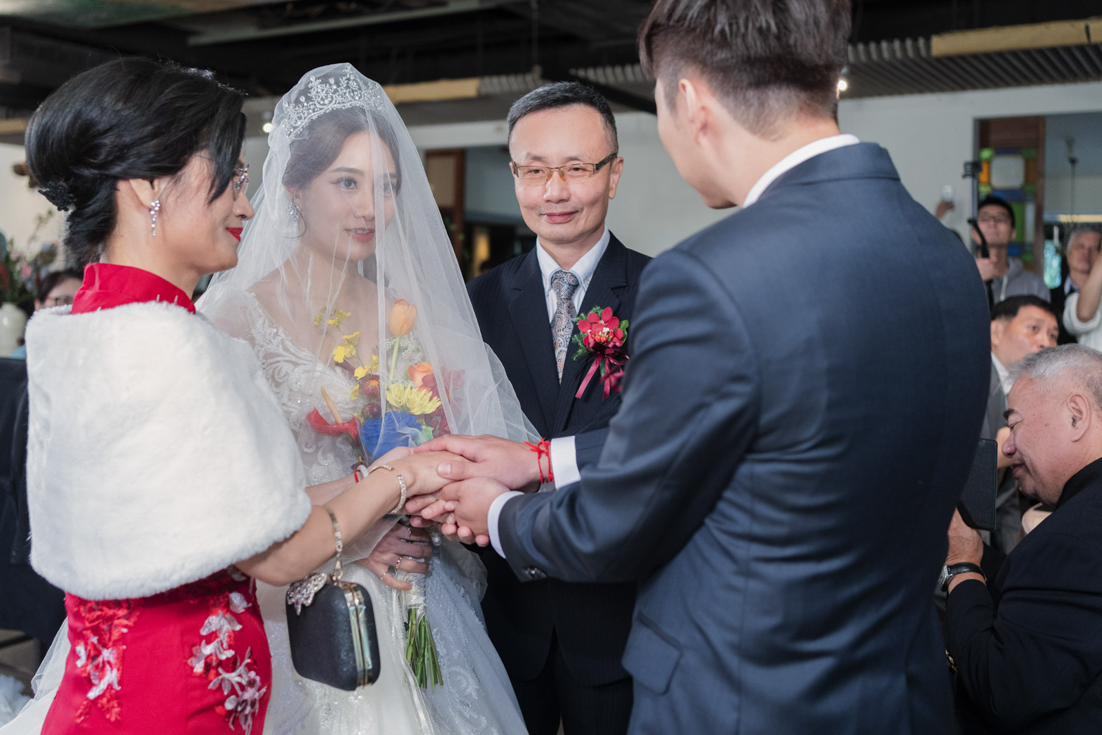 婚禮交手儀式畫面補光構圖與情緒捕捉示範