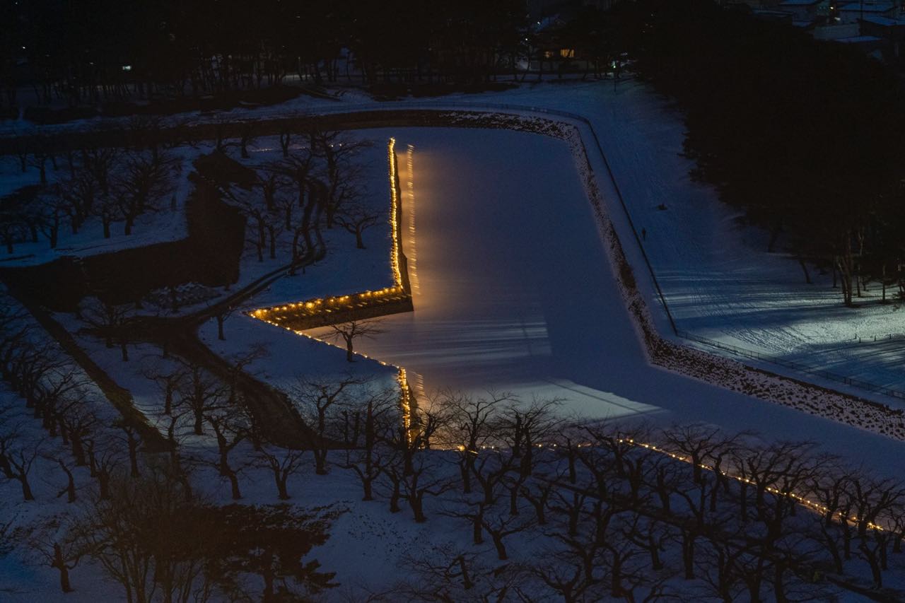五稜郭塔上俯瞰雪中星型壕溝