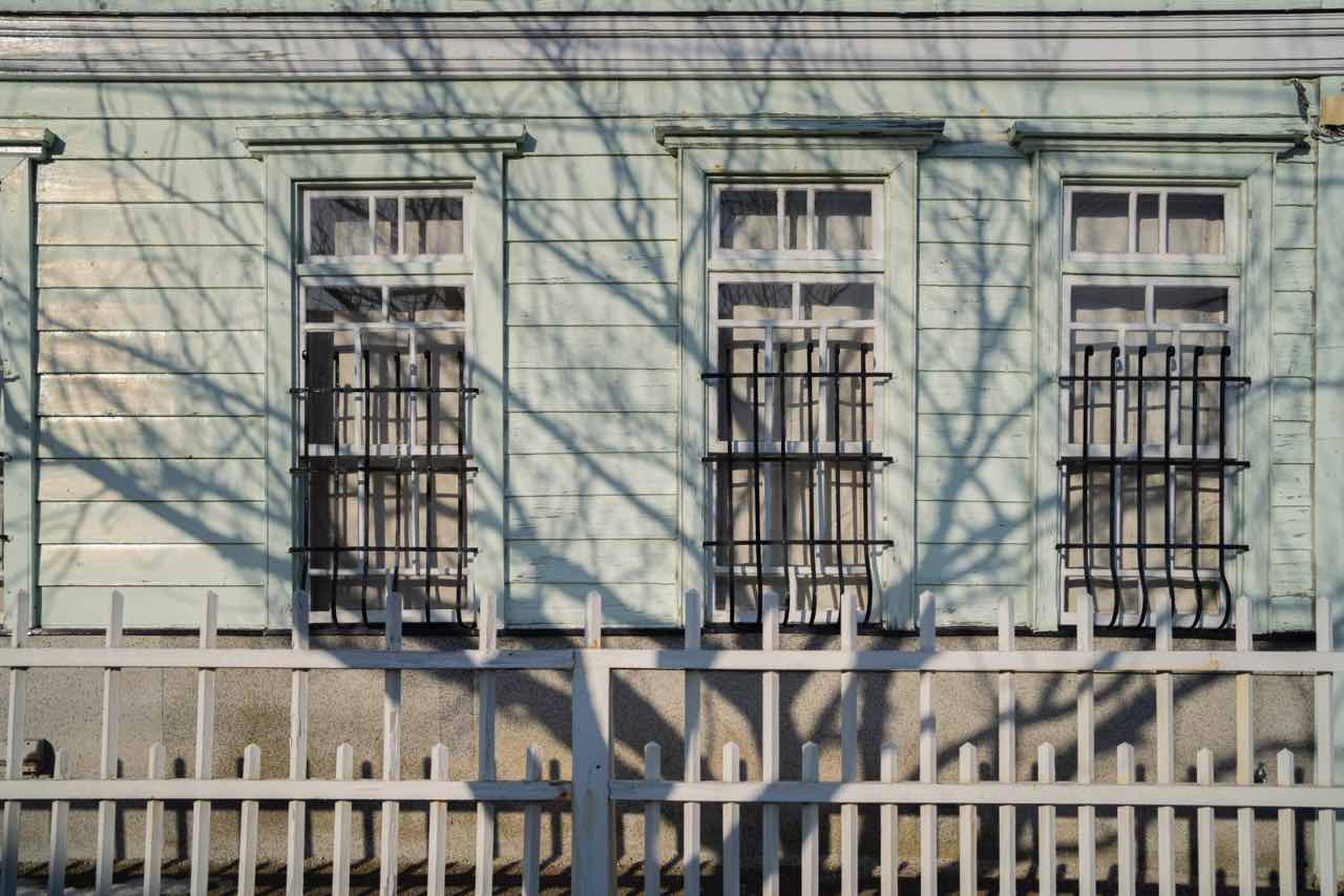 函館街頭老屋牆面與光影交錯