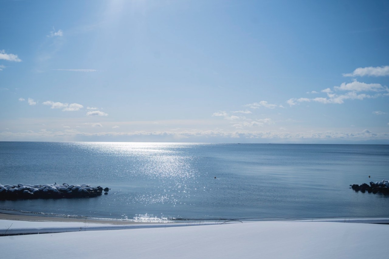 積雪海岸與陽光照射下的平靜海面