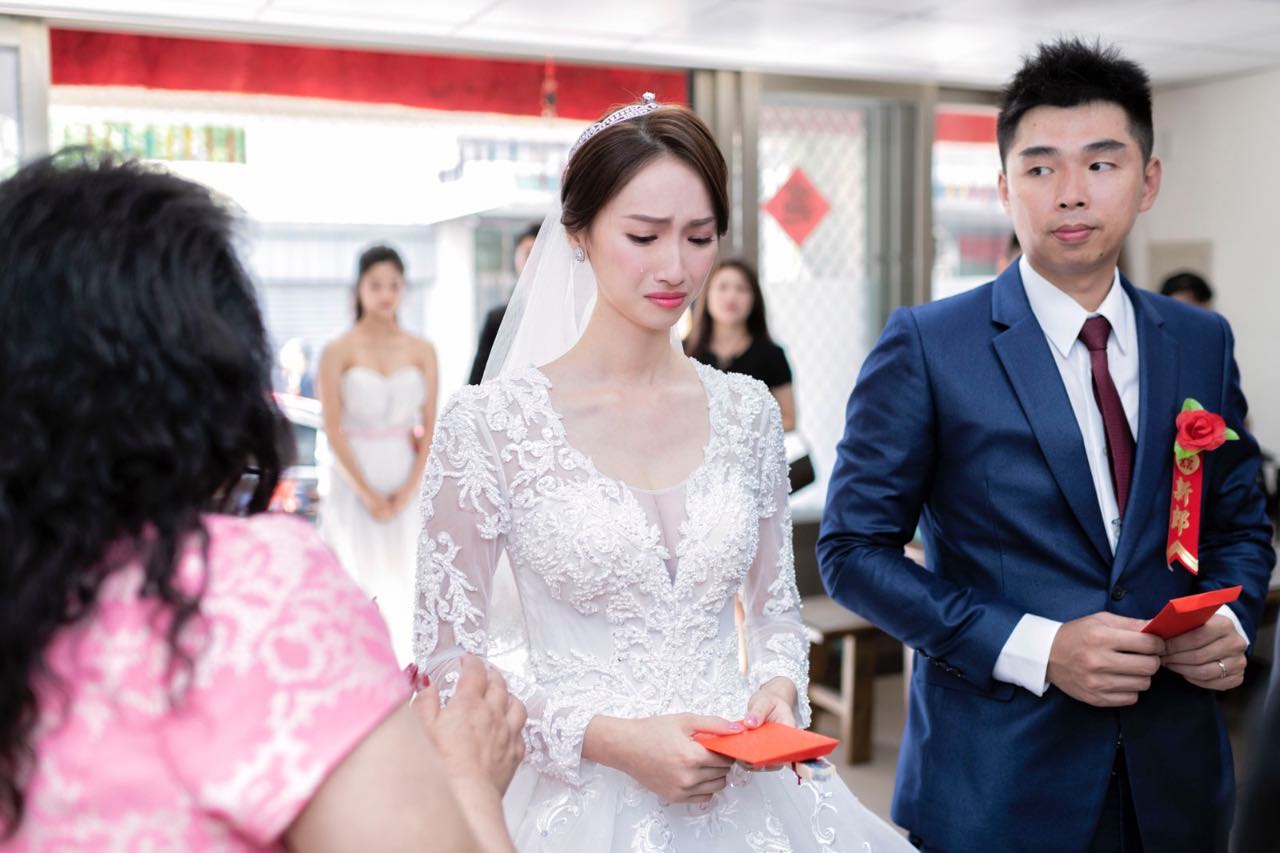 新娘低頭含淚,手握紅包的瞬間