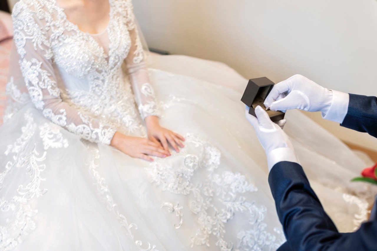 新郎雙手捧起戒指準備戴上新娘