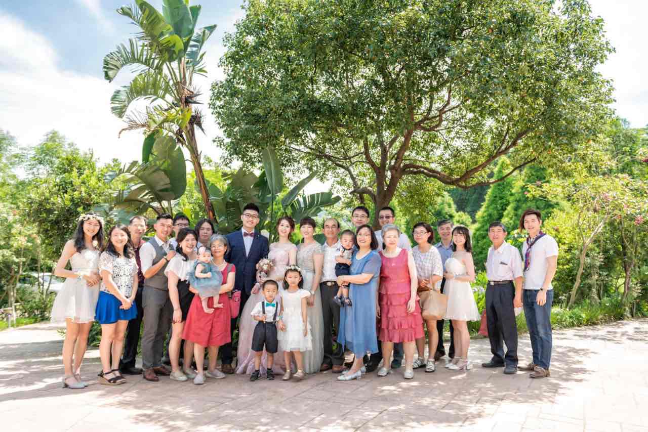 新人與全家族賓客在戶外大樹下的大合照