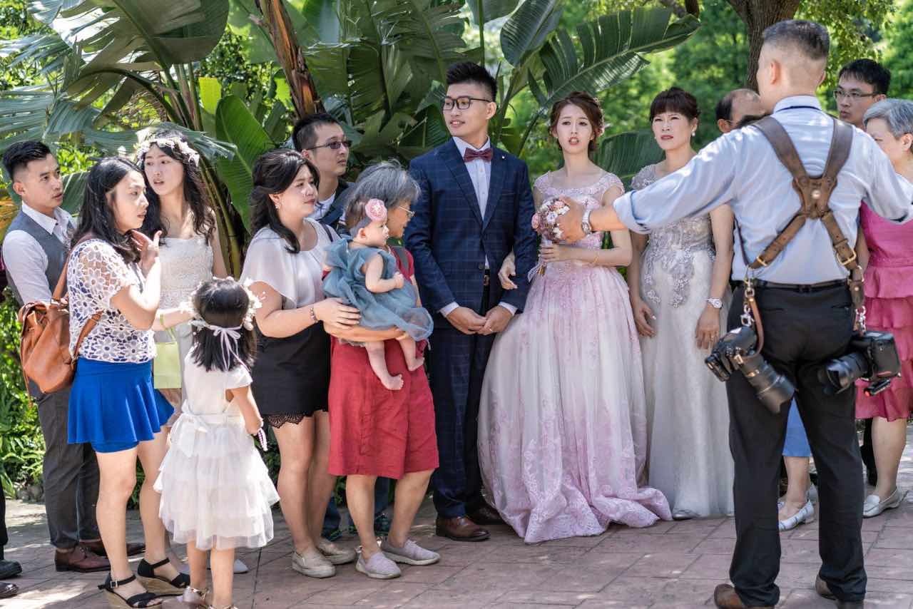 攝影師在指揮親友站位時的側拍畫面