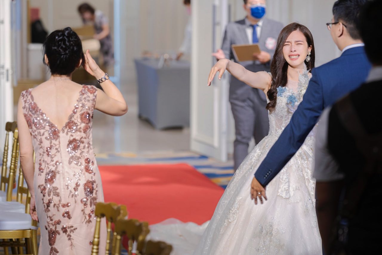 婚禮彩排時新娘與母親同時落淚的畫面，情緒激動且難得一見