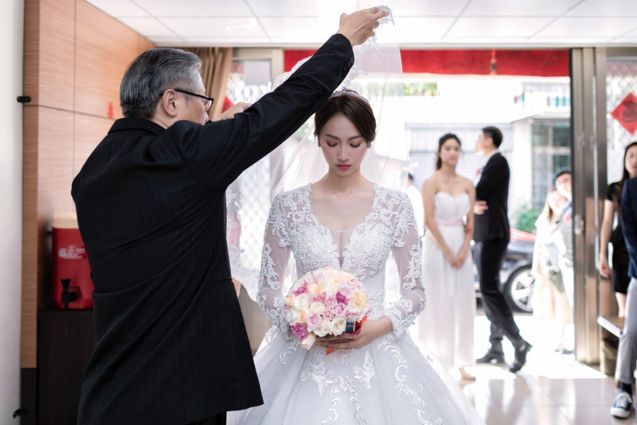 婚禮儀式中父親為新娘蓋頭紗的溫柔瞬間