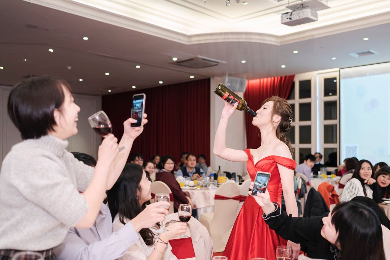 賓客拍攝新娘喝紅酒的精彩畫面