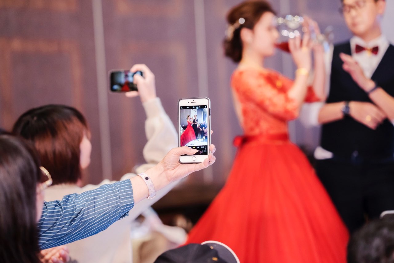 新娘在賓客歡呼中喝下一大杯紅酒