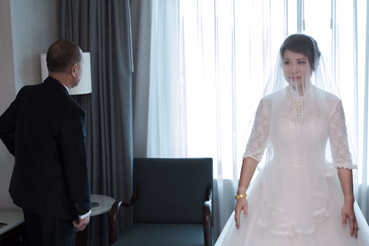 新娘望向父親，眼神中流露著不捨與理解