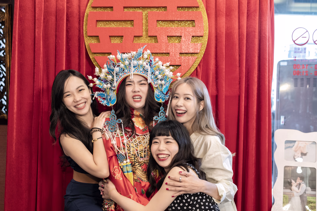 新娘與好友在合照時相擁大笑，畫面充滿溫暖情誼