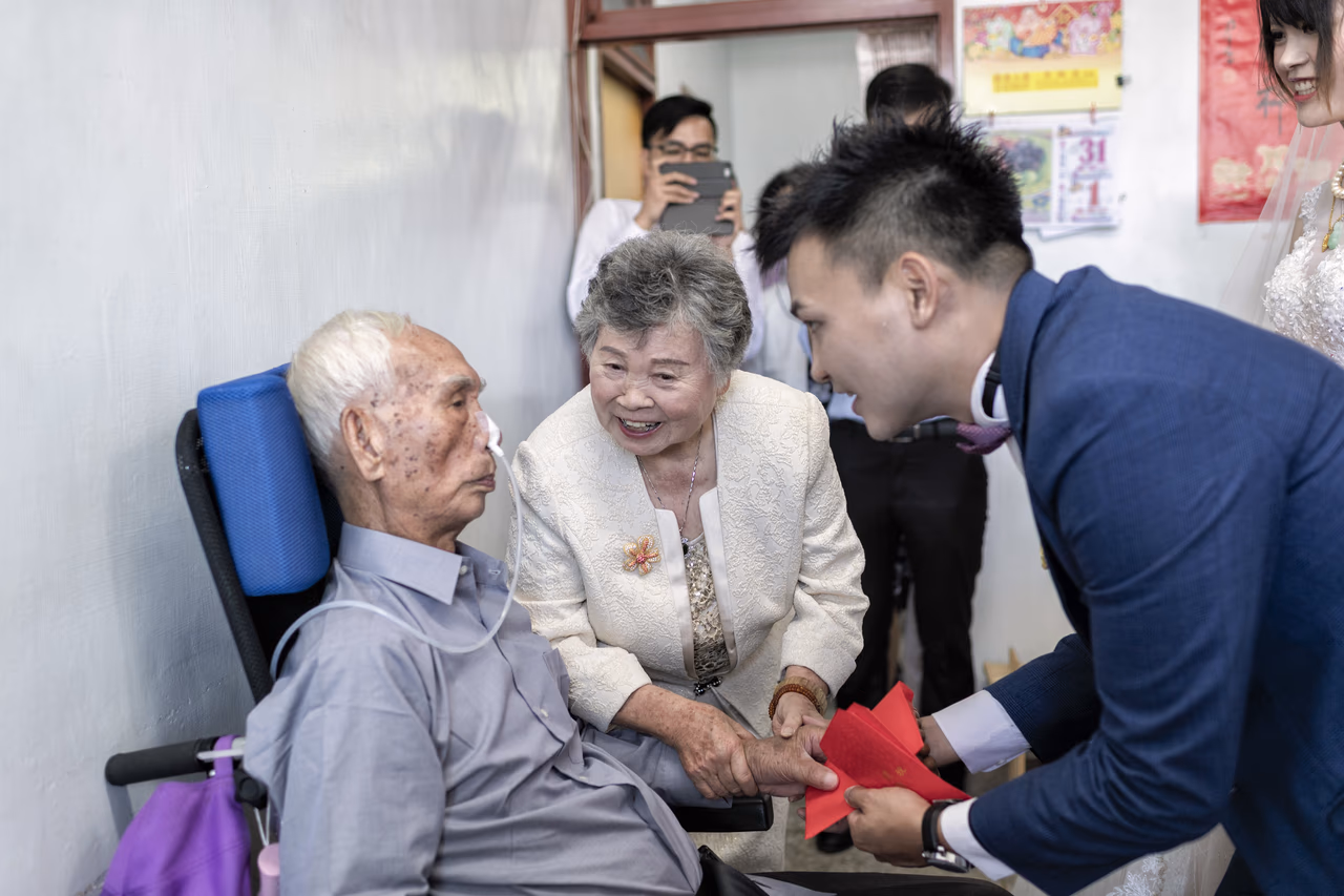 新人在家中與爺爺奶奶談話，表達結婚喜悅與祝福