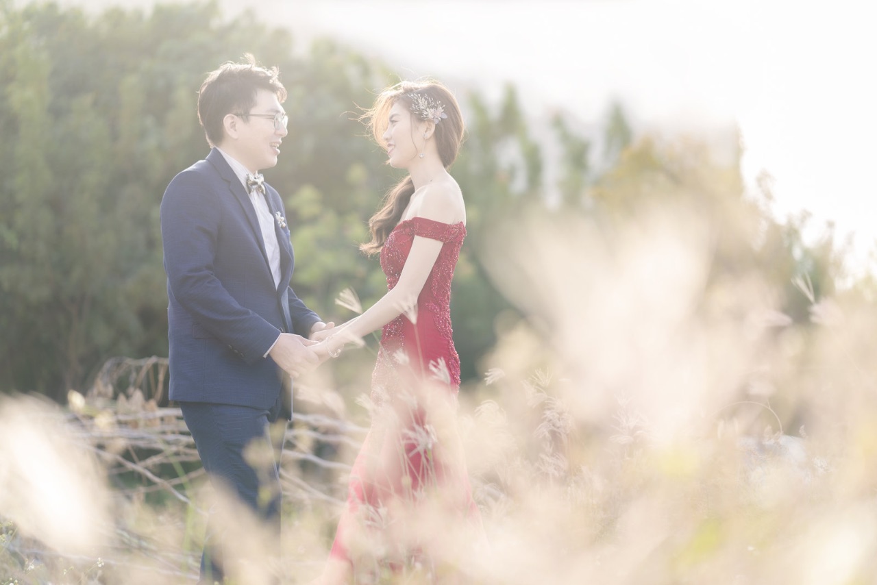婚宴結束後新人在夕陽逆光下的戶外拍攝畫面