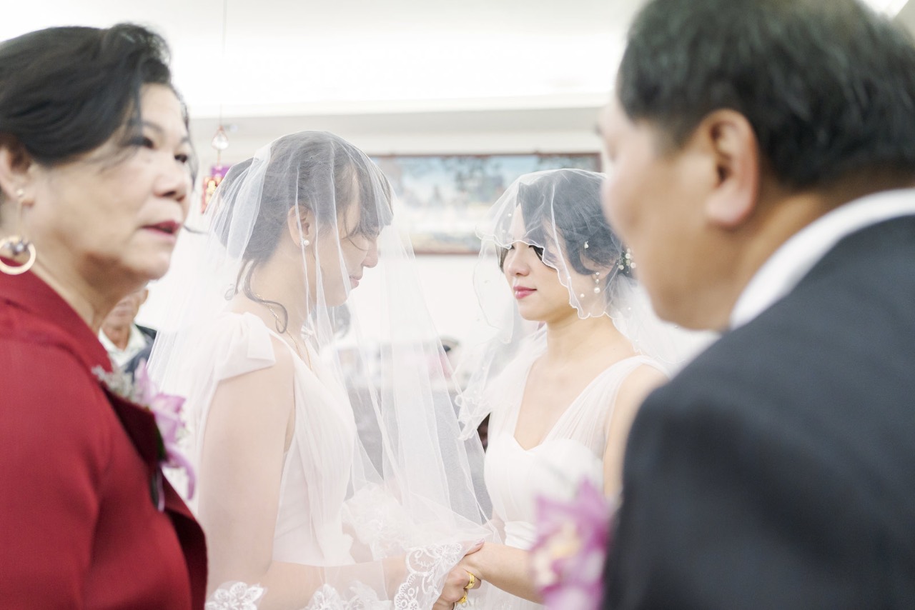 姊妹在拜別儀式後深情凝視,情感流露真摯動人