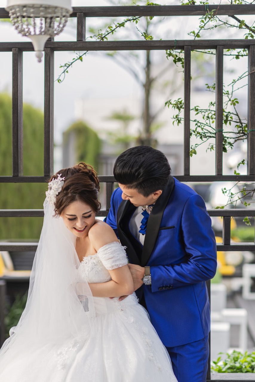 類婚紗拍攝中,新郎調皮互動逗笑新娘