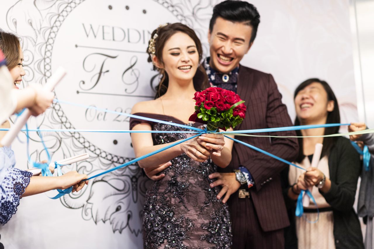 婚禮現場新人進行抽捧花遊戲,與賓客歡笑互動