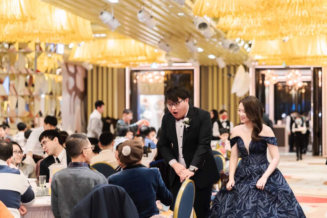 新人走到長輩桌邊驚訝對話的瞬間