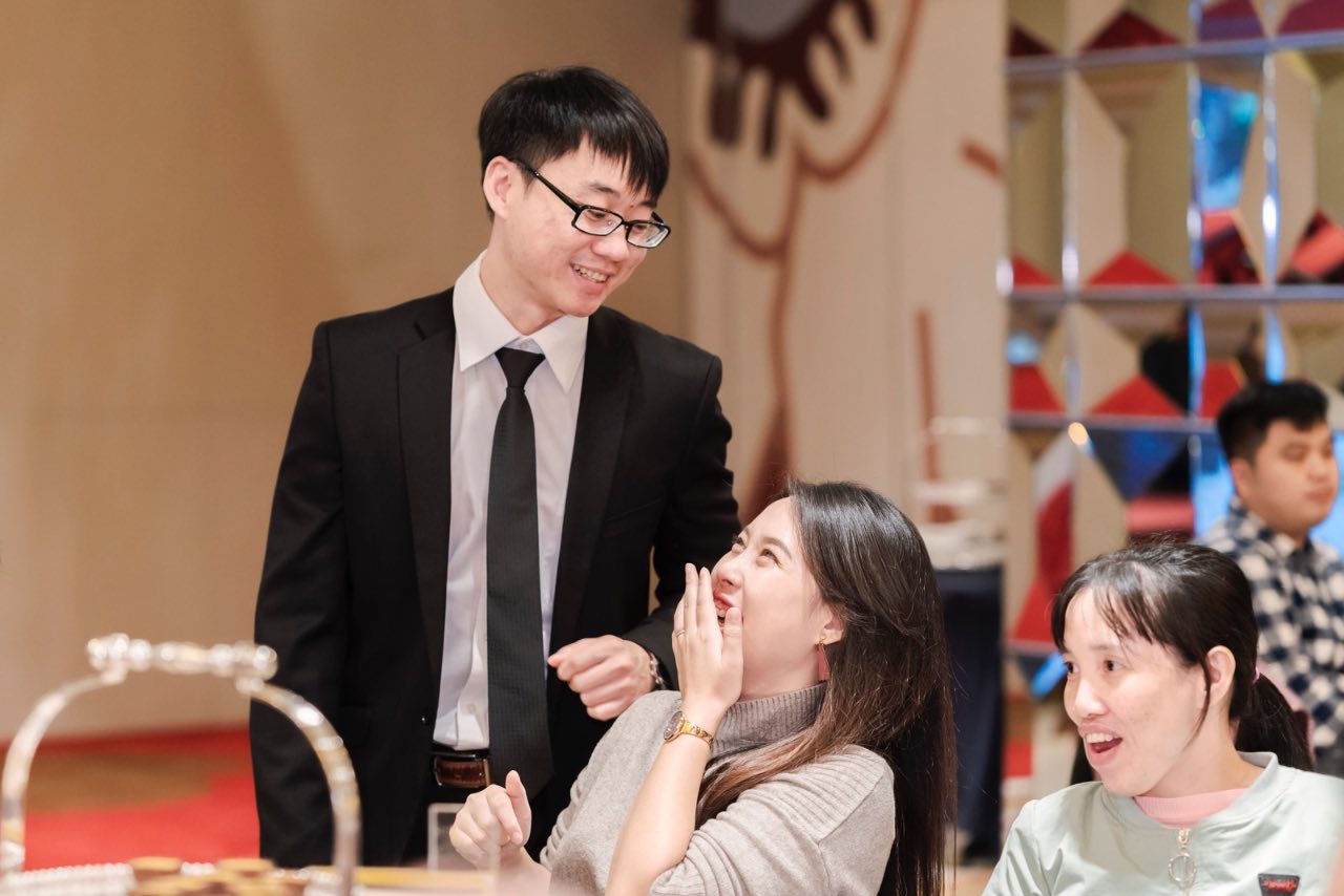 男賓客笑看姊姊,親友露出尷尬笑容