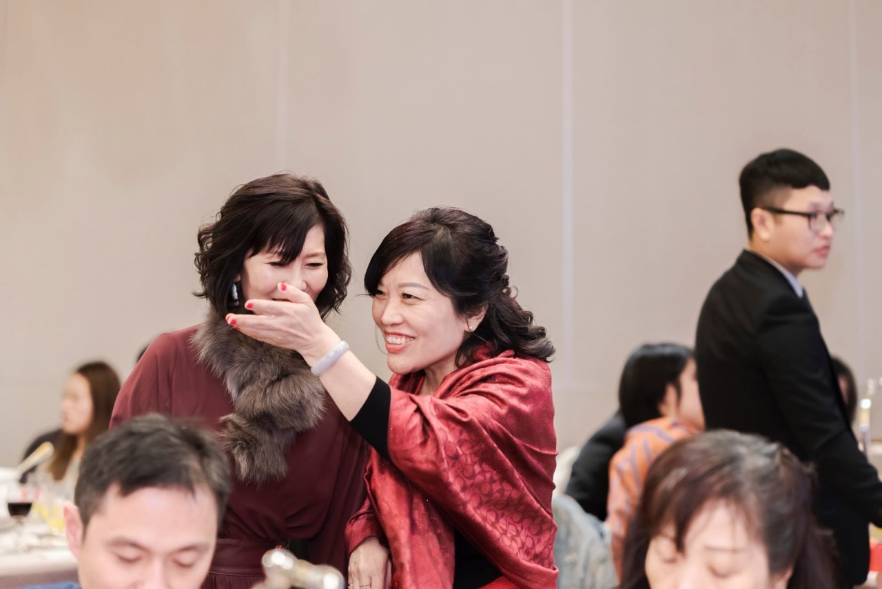 媒人婆與新娘媽媽起鬨比手畫腳